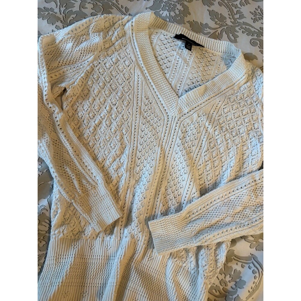 White House Black Market Women's White V-Neck Knit Sweater